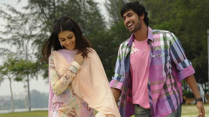 Genelia D’Souza And Rana Daggubati Laughing On Road In Naa Ishtam